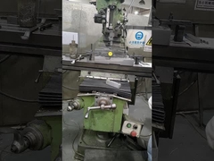 Die Fräsmaschine verarbeitet Kunststoffformen